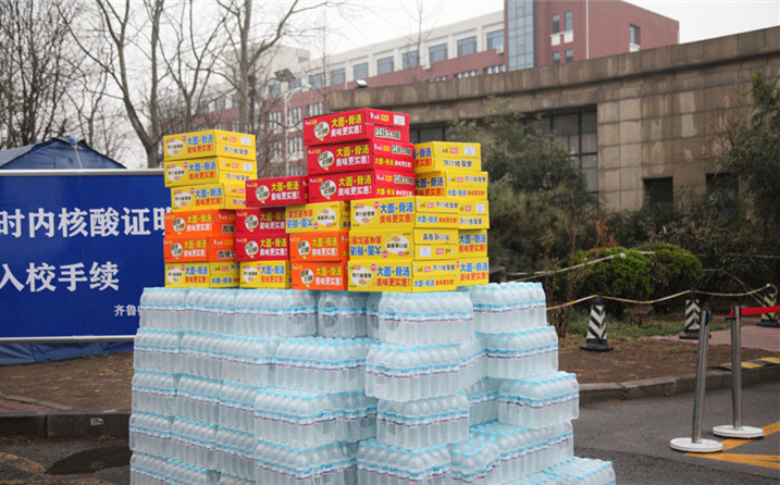 2月25日，山東金格瑞機械有限公司派代表來到齊魯師范學院捐贈防疫物資，保障校園防疫物品備足備齊，助力學校的疫情防控工作。