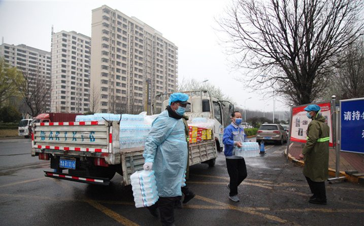 2月25日，山東金格瑞機械有限公司派代表來到齊魯師范學院捐贈防疫物資，保障校園防疫物品備足備齊，助力學校的疫情防控工作。