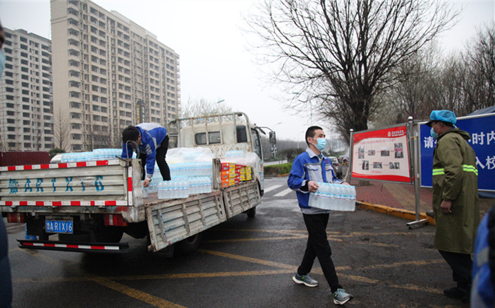 2月25日，山東金格瑞機械有限公司派代表來到齊魯師范學院捐贈防疫物資，保障校園防疫物品備足備齊，助力學校的疫情防控工作。