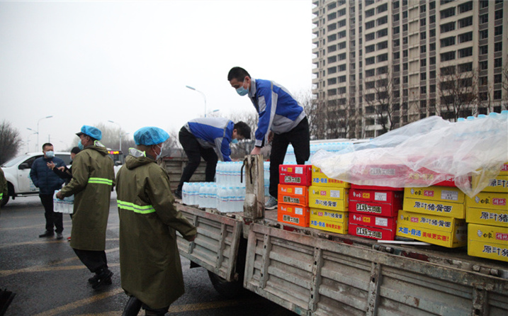 2月25日，山東金格瑞機械有限公司派代表來到齊魯師范學院捐贈防疫物資，保障校園防疫物品備足備齊，助力學校的疫情防控工作。